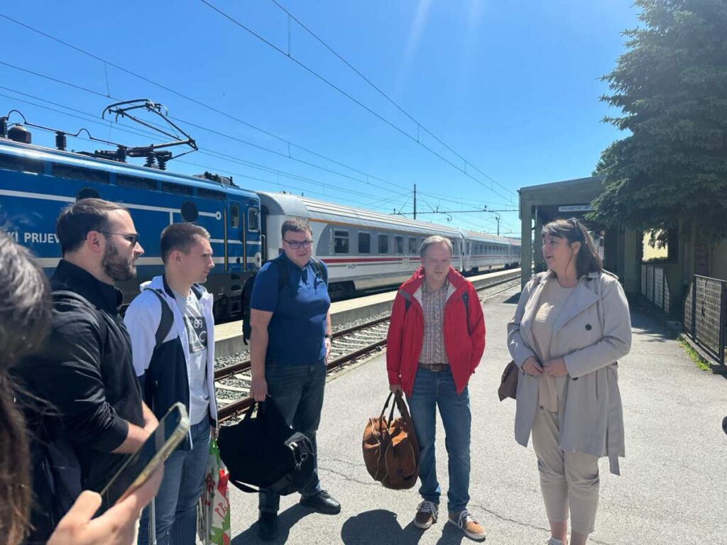 Dolazak vlakom u Ogulin (foto: Marija Bošnjak).